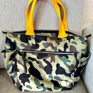 SHORTY LOVE AMUSE DUFFLE BAG easy to clean, bold print, lots of pockets,